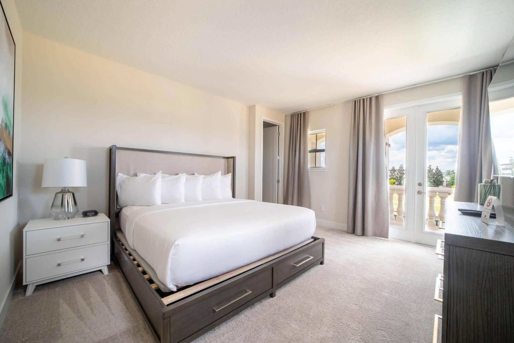 Dormitorio en suite limpio y amueblado en The Bear's Den Resort Orlando.