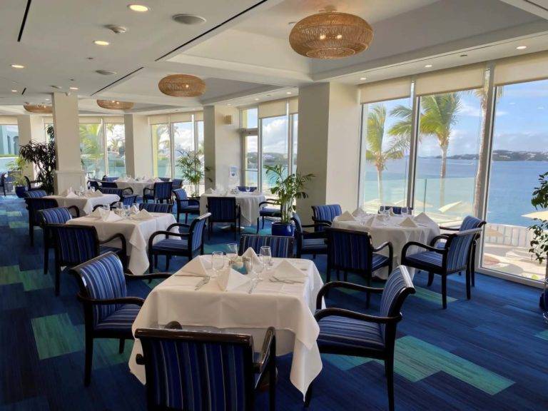 Restaurante Aurora en Newstead Belmont Hills con vistas al puerto de Hamilton en las Bermudas.