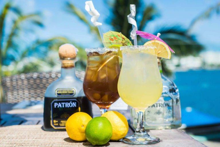 Bebidas tropicales, una botella de Patron, limones y limas en el bar de la piscina Newstead Belmont Hills en Rentyl Resorts orlando