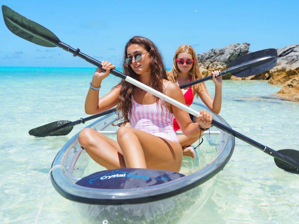 Dos mujeres en kayak en aguas cristalinas del océano en Rentyl Resorts.