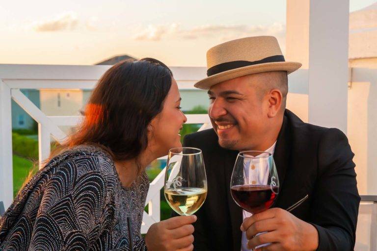 couple, grillage, à, verres vin, sur, les Encore Resort A la Réunion Clubhouse Terrasse.