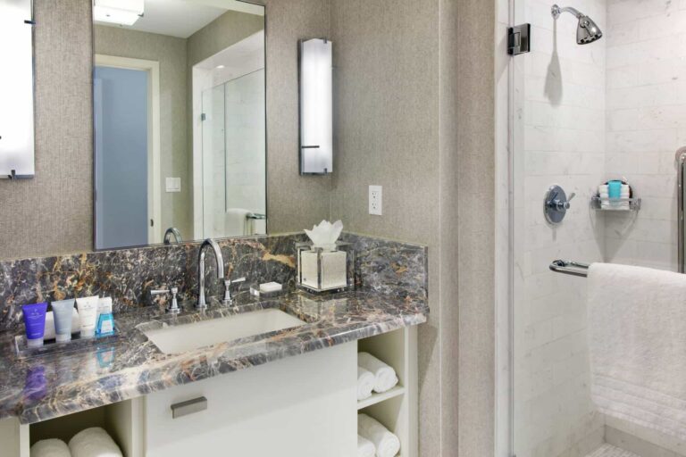 Baño de la suite Conrad Fort Lauderdale con bañera y ducha separadas.