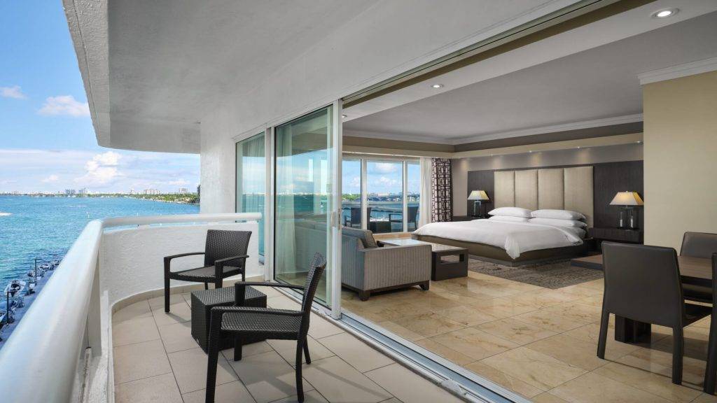 Balcón de la suite del hotel Grand Hotel Biscaye Bay con vista a la bahía