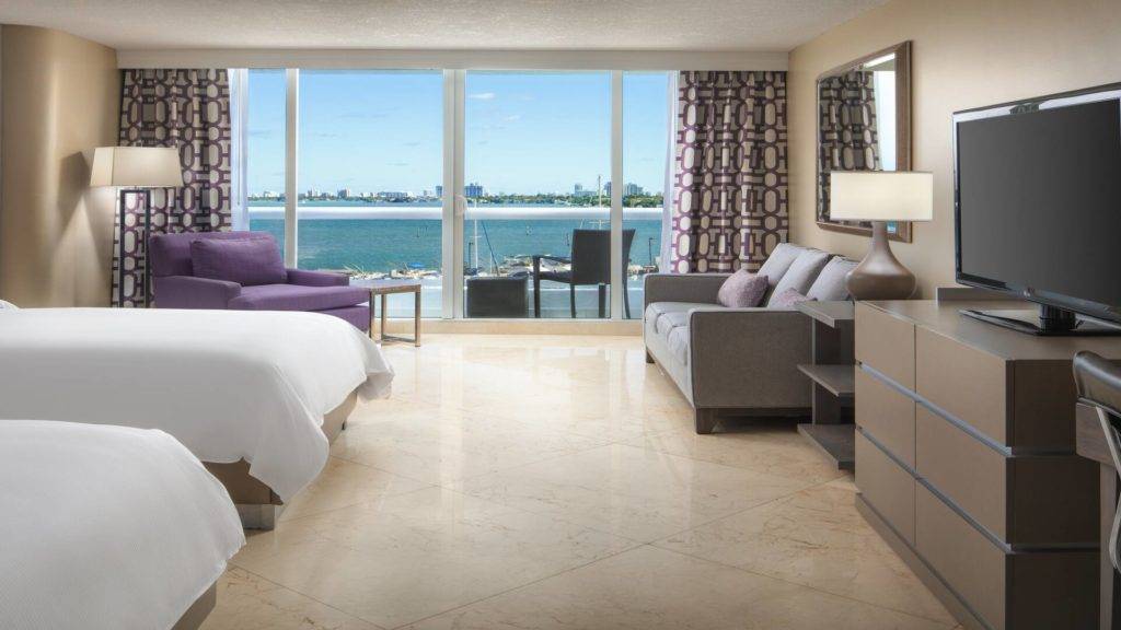 Dormitorio en suite con vista al mar en Grand Hotel Biscaye Bay