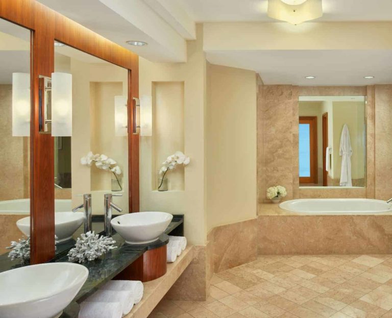 Baño de la suite Azure con bañera profunda y ducha independiente