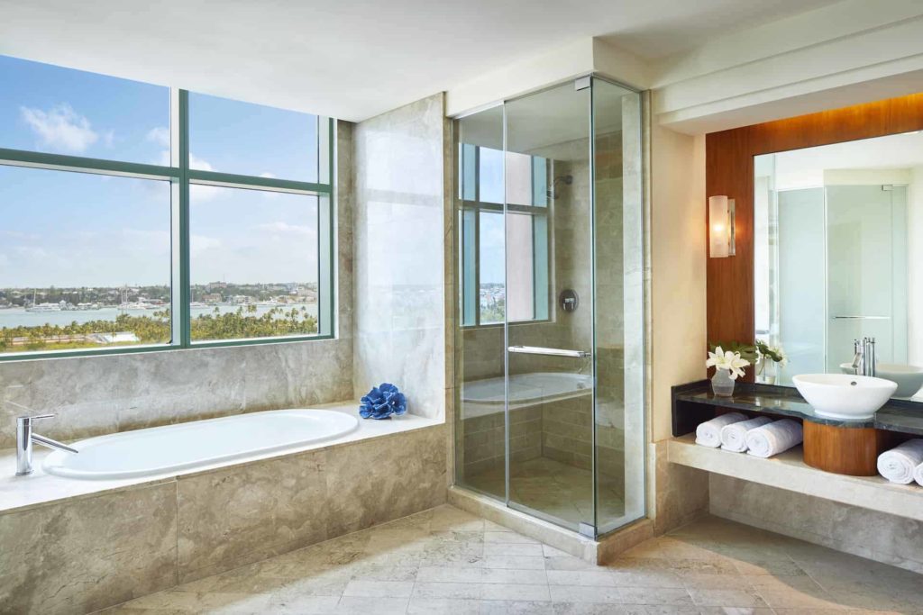 Baño de la suite Indigo con ducha con puerta de vidrio