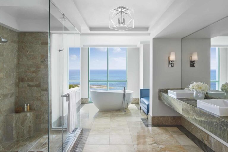 Sapphire Suite Baño de lujo con bañera independiente y vista al mar