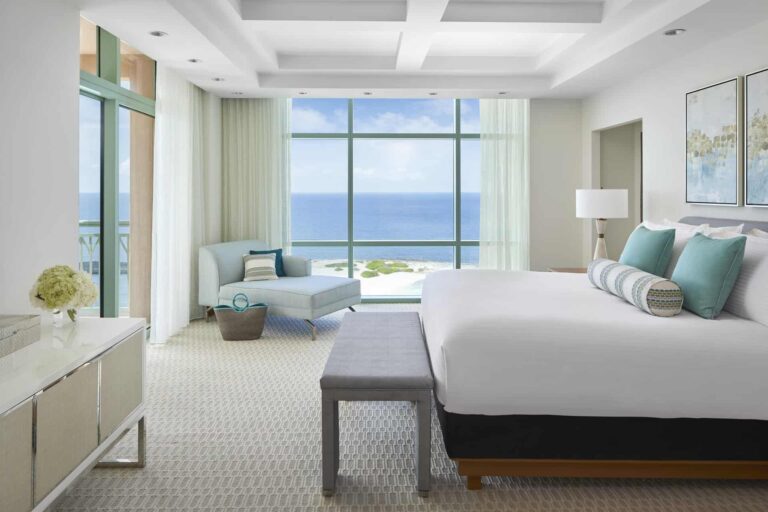 Sapphire Suite dormitorio king con vista al mar