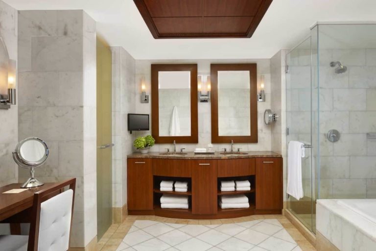 El baño de la suite Reef Topaz cuenta con una gran ducha a ras de suelo y una bañera separada.