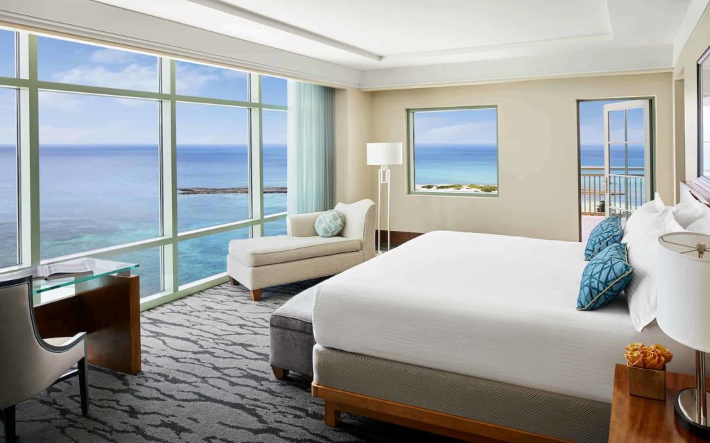 La habitación King de la suite Reef Topaz con vista al mar