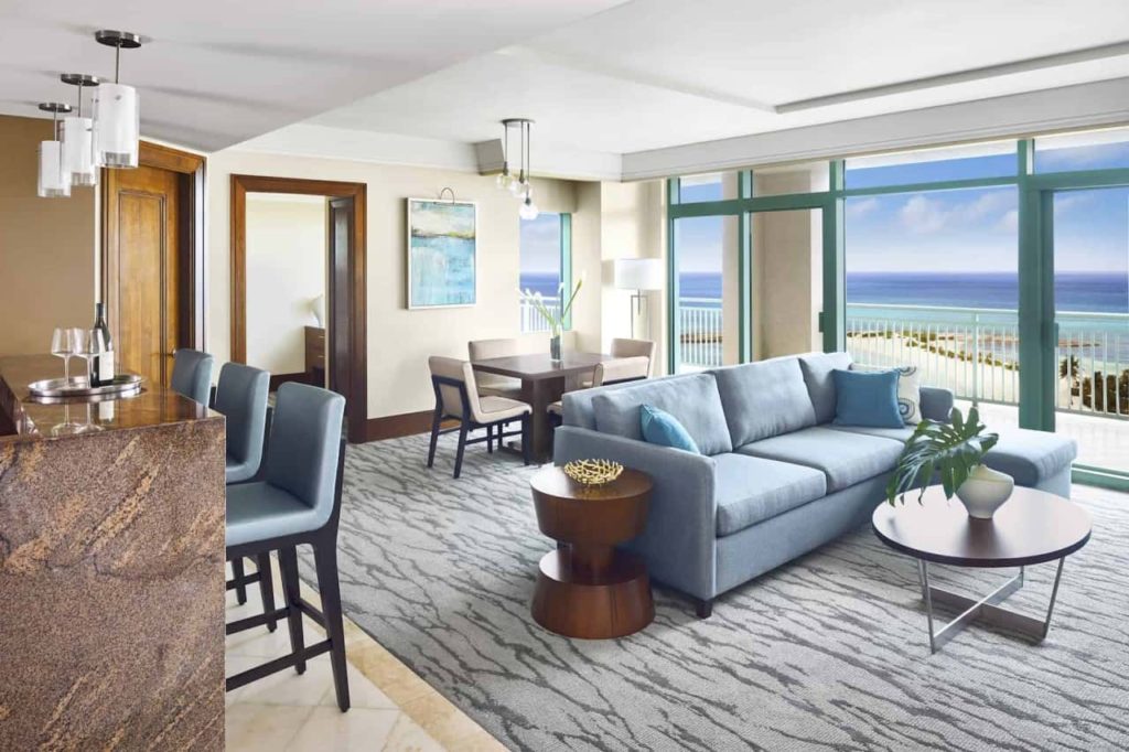 La sala de estar de la suite Reef Topaz con sofá y vista al mar