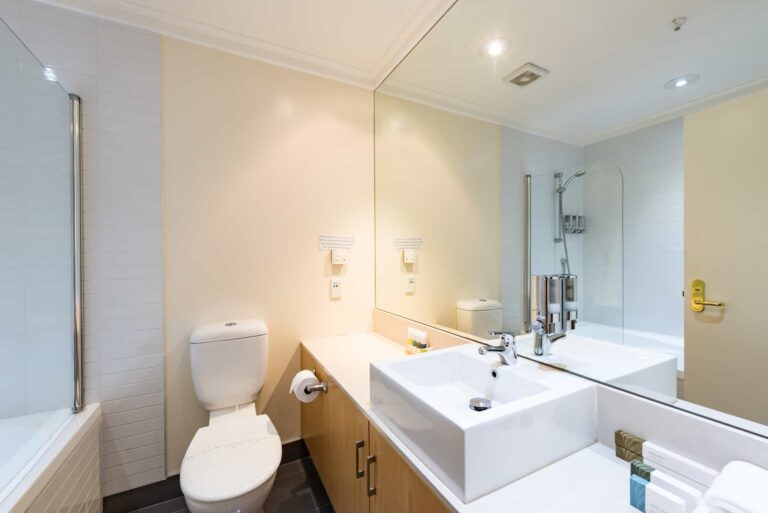Baño de apartamento de 2 habitaciones con lavamanos grande