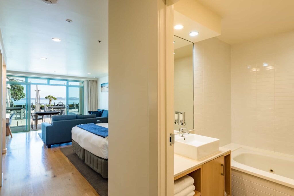 Poolside Studio bathroom with spa bath