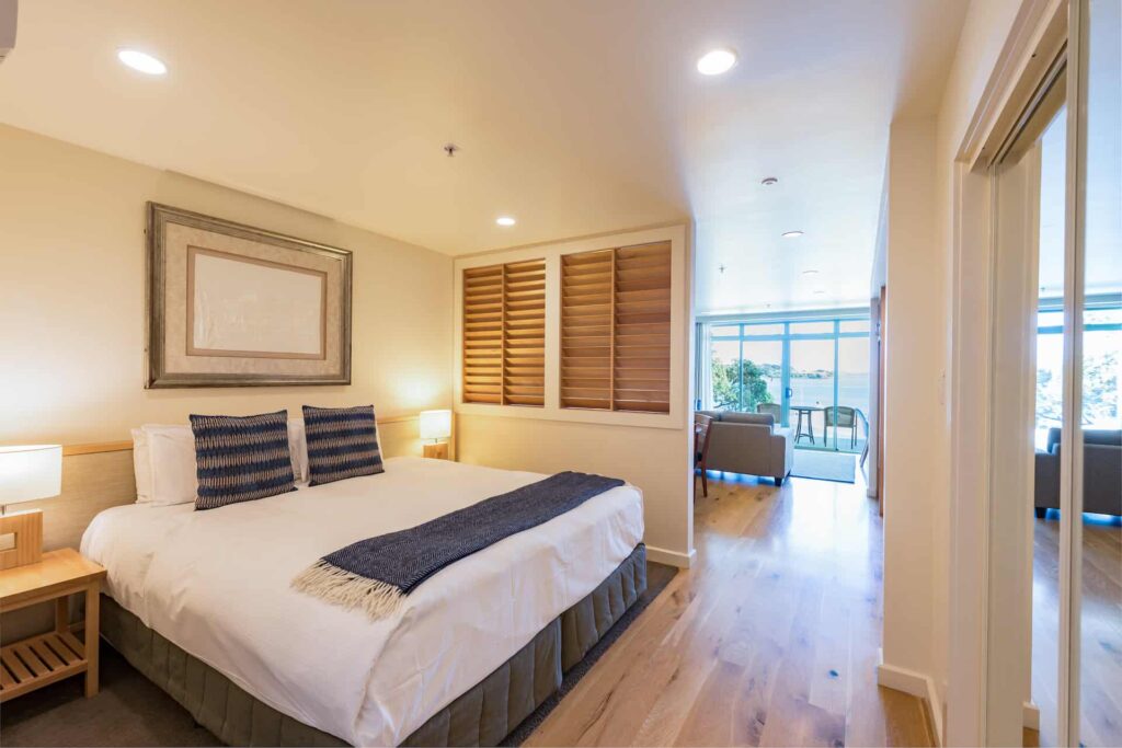 Superior-Suite-Schlafzimmer mit Sichtschutzwand, die den Essbereich trennt