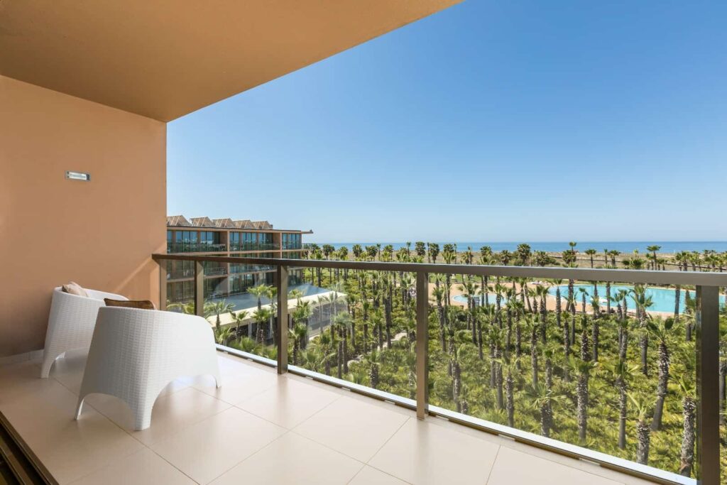 Suite de 3 recámaras con balcón cubierto con vista a la piscina y la playa del resort