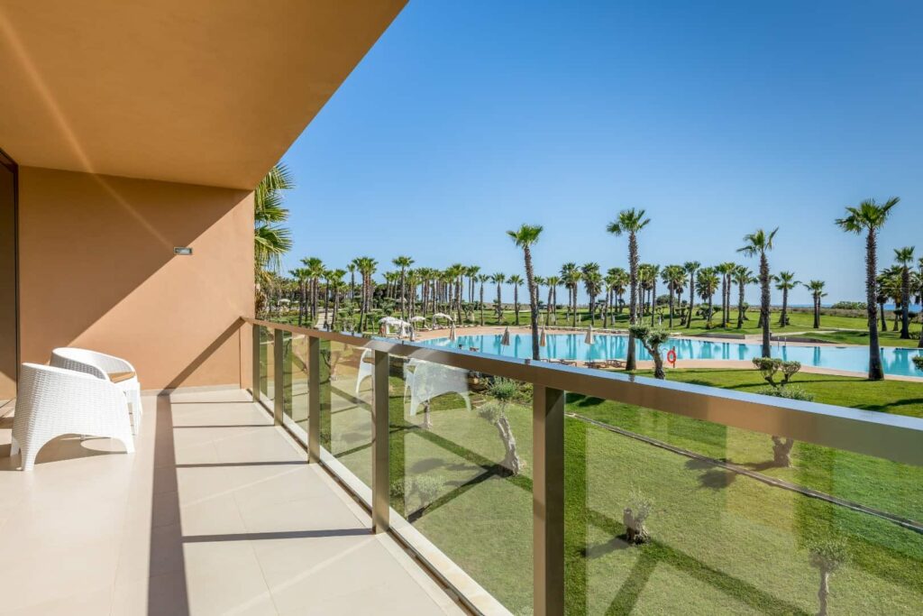 Junior Suite balcón cubierto con vista a la piscina del resort