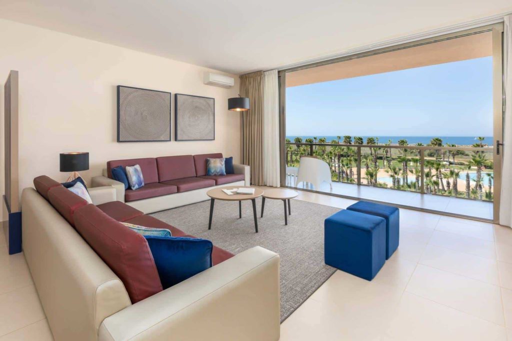 Sala de estar de la suite Salgados Dunas con vista a la playa