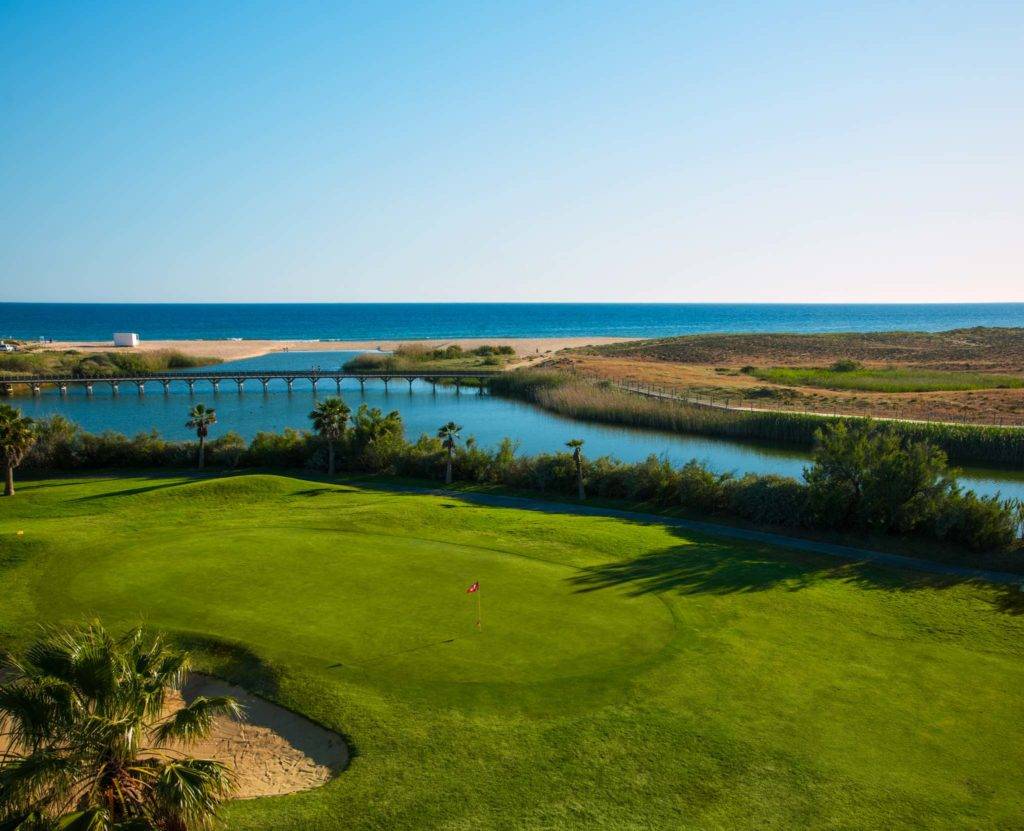 Campo de Golf Salgados con vistas a la playa.