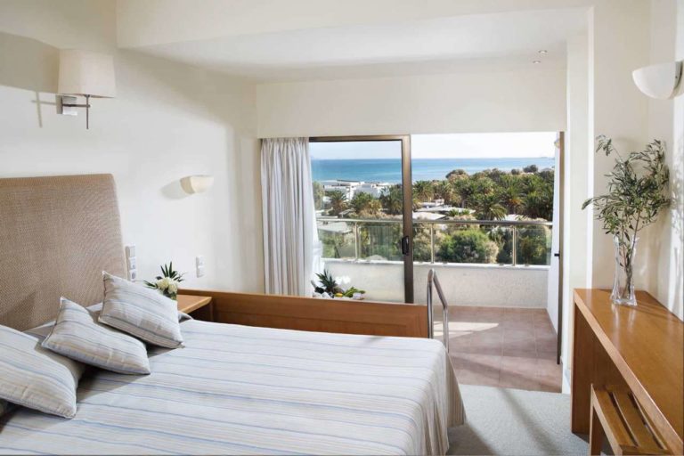 Habitación Doble Premium con dos camas individuales, acceso al balcón y vistas al mar