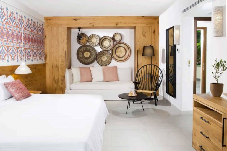 Dormitorio exclusivo en bungalow con cama King, sofá cama y sala de estar