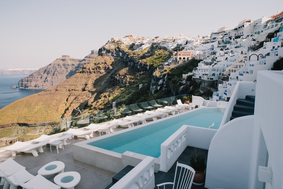 Athina Luxury Suites piscina privada junto al acantilado con vista panorámica al mar