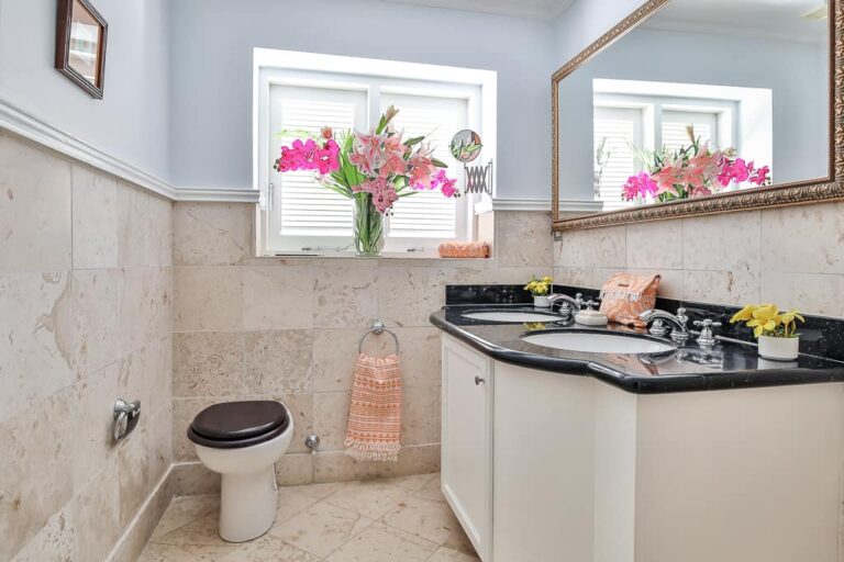 Medio baño con lavabo y amenidades de baño: Cap Cove 3 Bedroom Villa