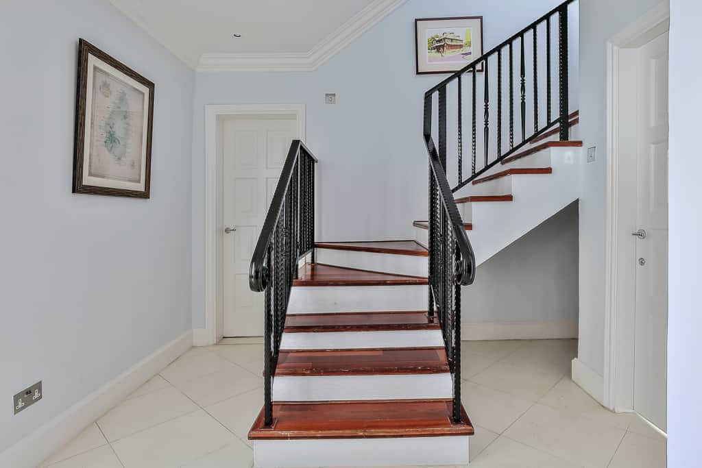 Vestíbulo de entrada con escalera de caracol al piso superior: Cap Cove 3 Bedroom Villa