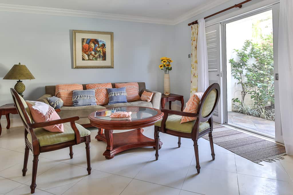 Sala de estar amueblada con sofá, sillones y mesa de centro: Cap Cove 3 Bedroom Villa