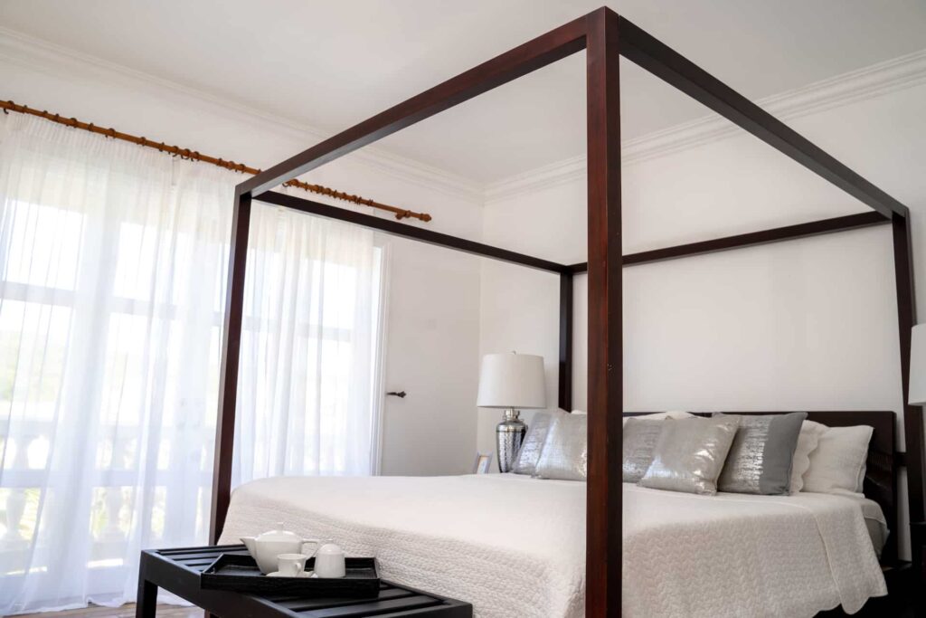 Dormitorio principal con cama con dosel y bandeja de café/té: Cap Cove Villa de 4 dormitorios