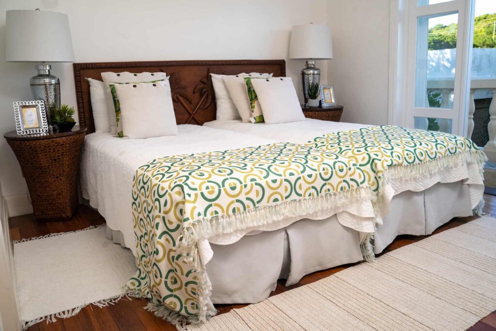 Dormitorio principal con cama King grande: Cap Cove Villa de 4 dormitorios
