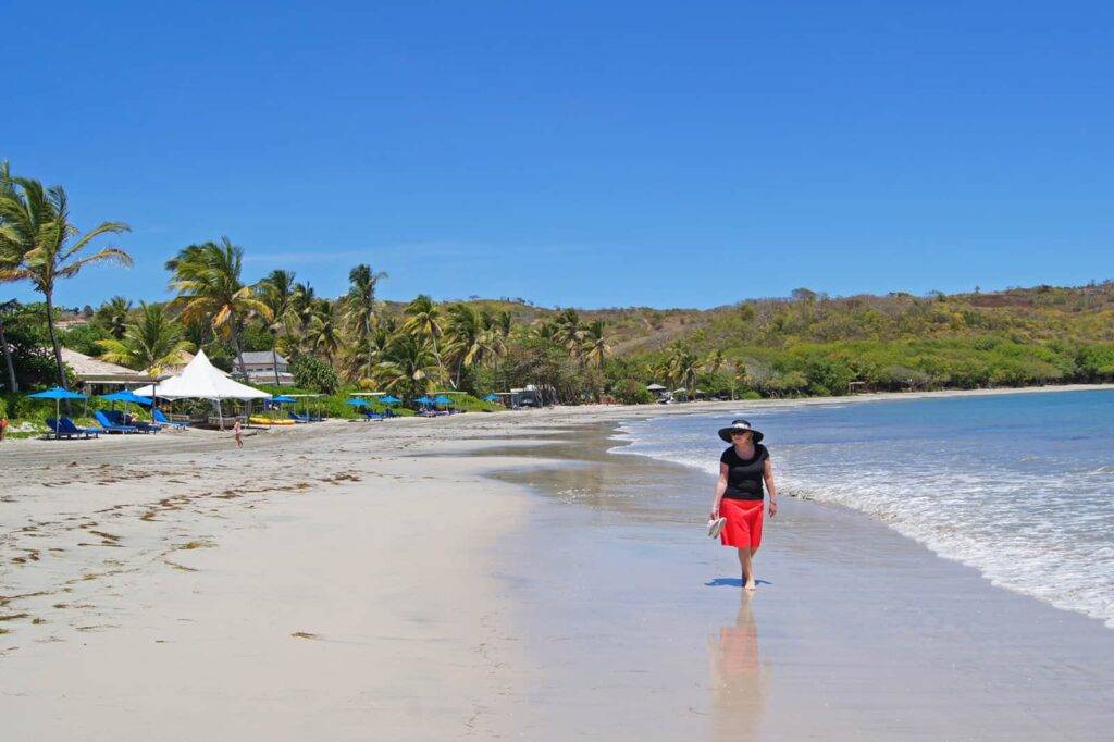 Mujer caminando por la playa en Cap Cove