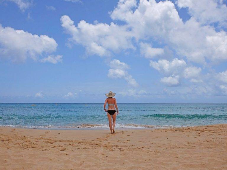 Frau steht an einem Strand in St. Lucia