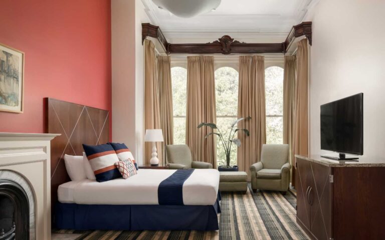 Gran dormitorio en The Mansion en Delaware Avenue con ventana grande alcoba.