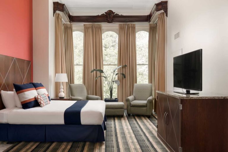 Gran dormitorio premium en The Mansion en Delaware Avenue con ventana grande alcoba.