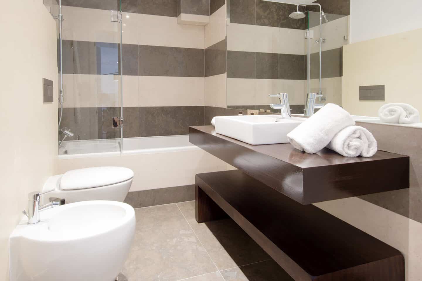 Deluxe Studio bathroom with shower-bathtub combination.