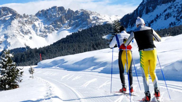 المتزلجين عبر البلاد يتزلجون على جبل ثلجي.