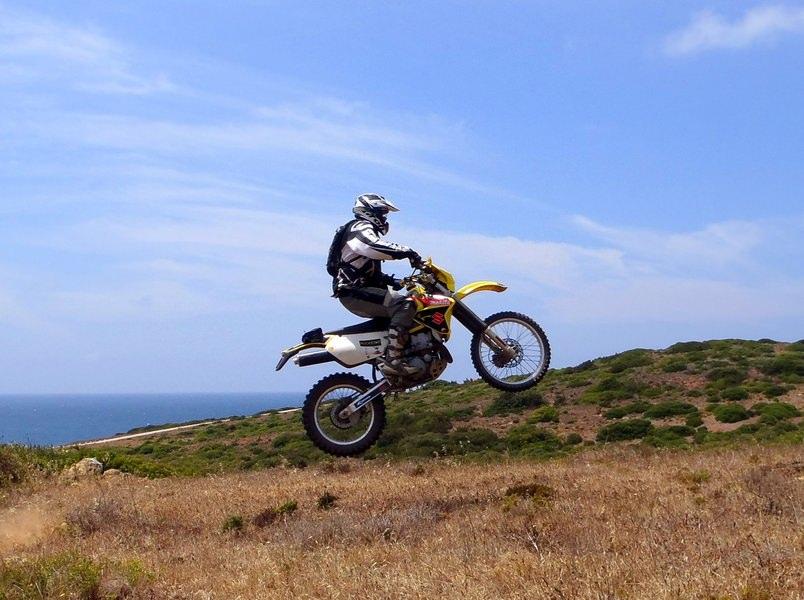 एक व्यक्ति एक पहाड़ी पर मोटरबाइकिंग