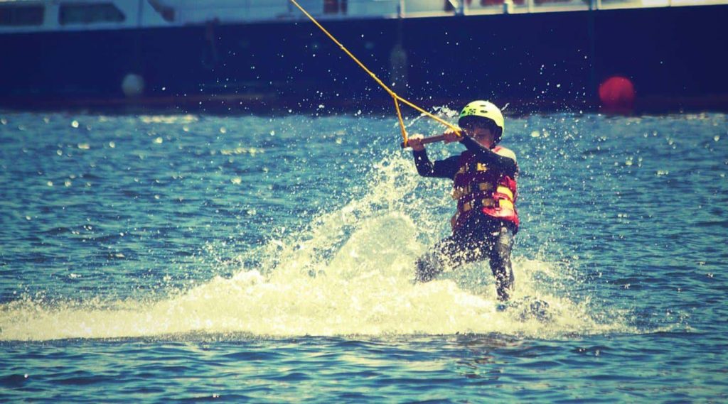 Kid esquí acuático en el océano