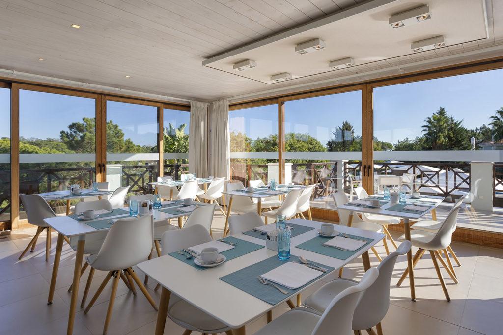 ओ टेराको रेस्तरां टेबल और कुर्सियों का आंतरिक दृश्य