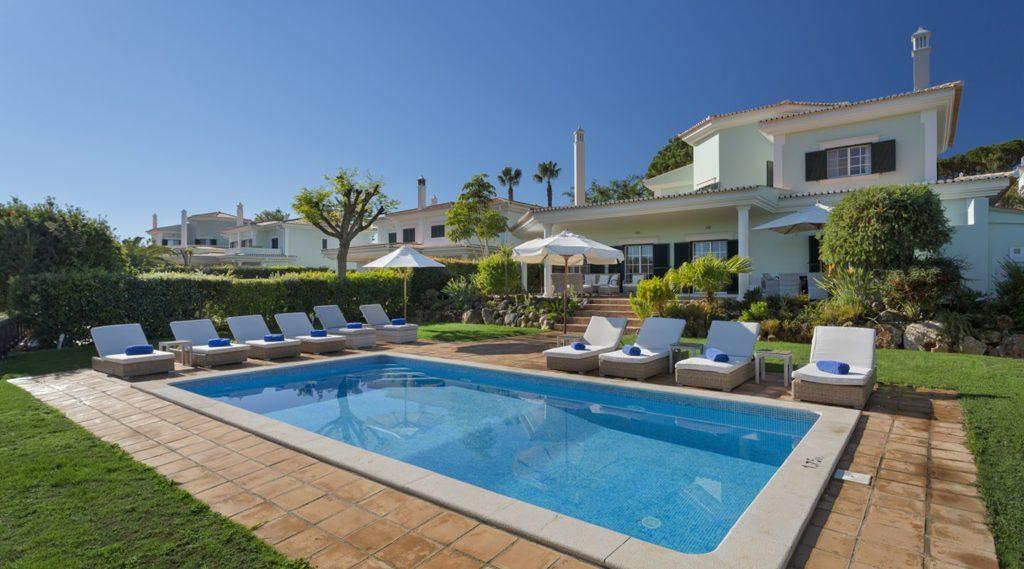 Blick auf den Pool und die Terrasse im Hinterhof des Martinhal Quinta