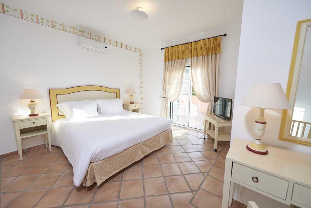Dormitorio de la casa adosada con cama King en Martinhal Quinta
