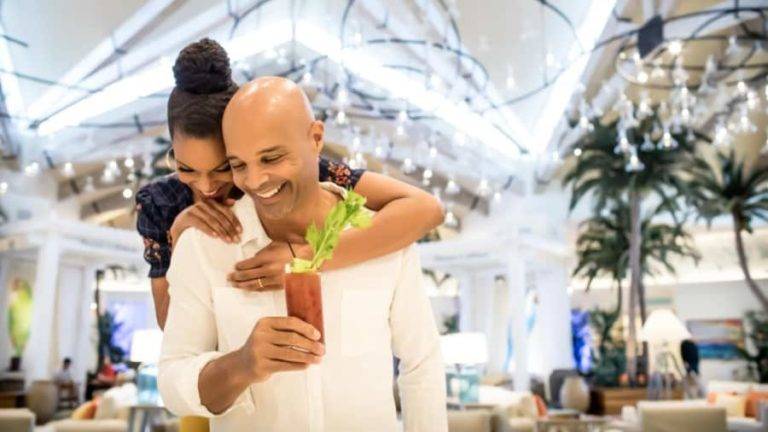 Paar genießt einen Drink im Margaritaville Resort Orlando