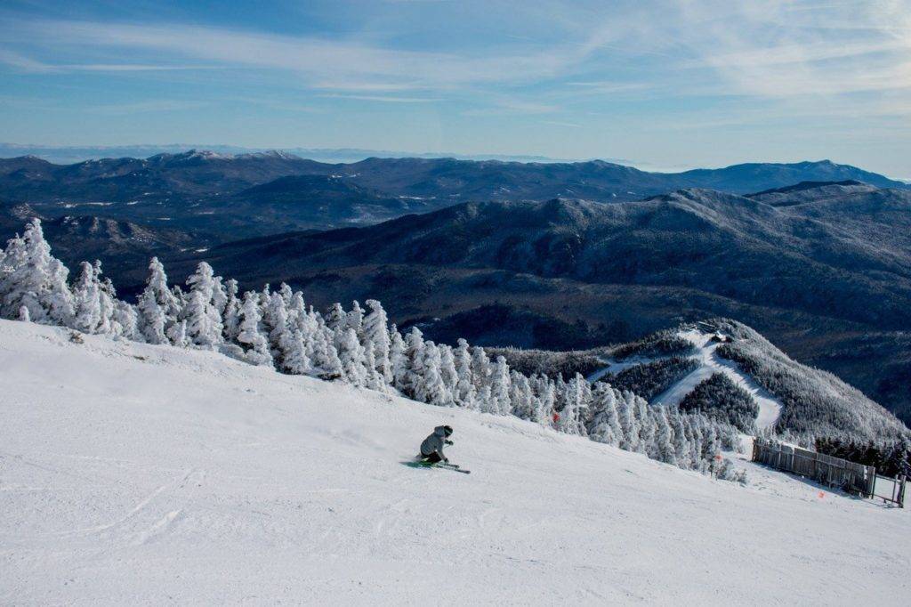 رجل يتزلج أسفل جبل Whiteface