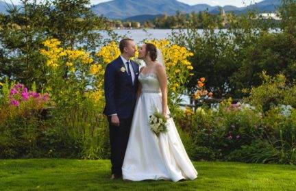 زوجان يلتقطان صورة زفاف في فندق Mirror Lake Inn