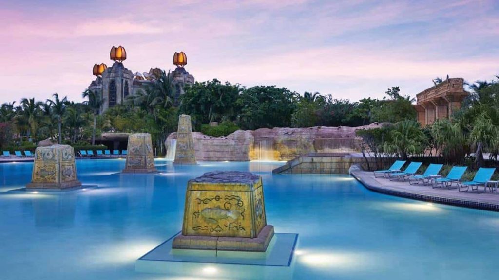 Vista de la piscina Colonnade de los baños en Atlantis
