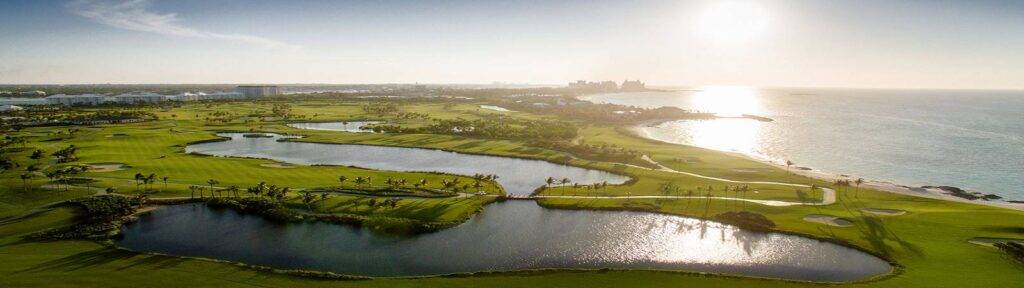 Vista aérea del campo de golf Ocean Club - Atlantis