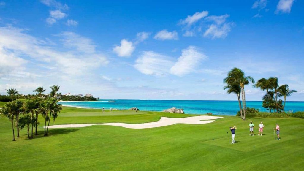 Grupo de personas jugando al golf en el campo de golf Ocean Club - Atlantis