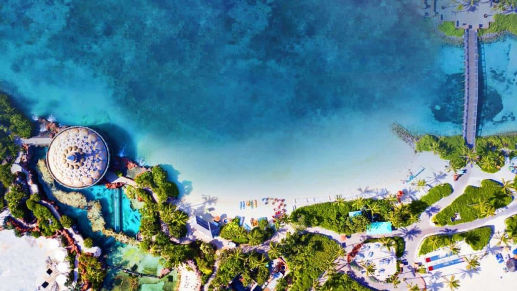 Vista aérea de Paradise Lagoon Beach en Atlantis Paradise Island Bahamas