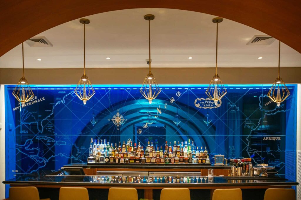 Atlas bar con pared de cristal mapa del mundo en Conrad Fort Lauderdale Beach