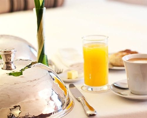 Bandeja de desayuno en la habitación en una suite Conrad Fort Lauderdale Beach